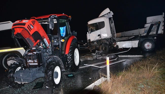 ÇORUM’DA TRAKTÖR YÜKLÜ TIR DEVRİLDİ