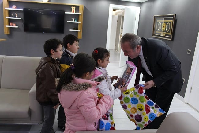 MİNİK ÖĞRENCİLERDEN ŞAHİNER’E TEŞEKKÜR ZİYARETİ