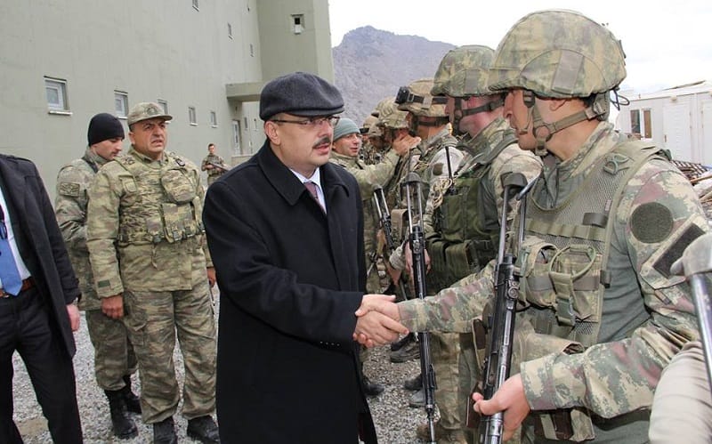ÇORUMLU VALİDEN ASKERE MORAL