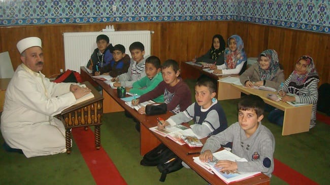 BU ÇOCUKLAR ÖDEVLERİNİ CAMİDE YAPIYOR