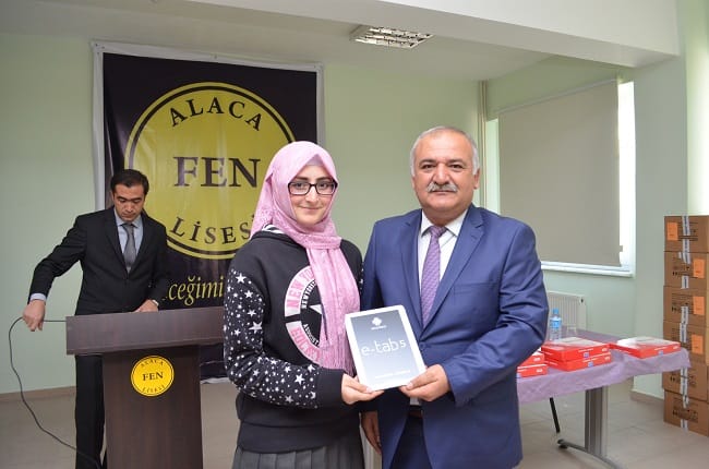 ALACA’DA TABLET DAĞITIMINA BAŞLANDI