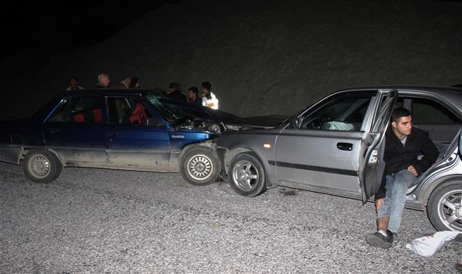 ÇORUM’DA İKİ ARAÇ KAFA KAFAYA ÇARPIŞTI