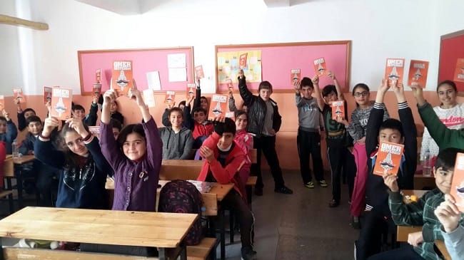OKUMAYA TEŞVİK İÇİN KİTAP DAĞITTILAR