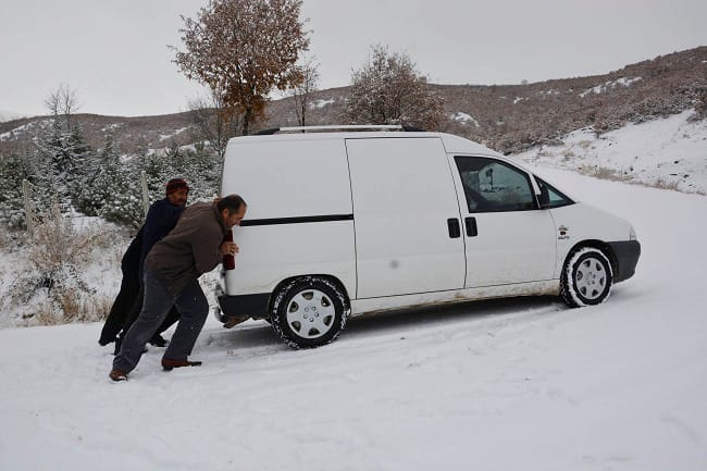 ÇORUM’DA 2 KÖY YOLU ULAŞIMA KAPANDI