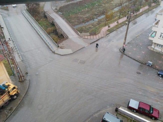 ÇORUM’DAKİ BU YOLDA HİÇBİR UYARICI LEVHA YOK