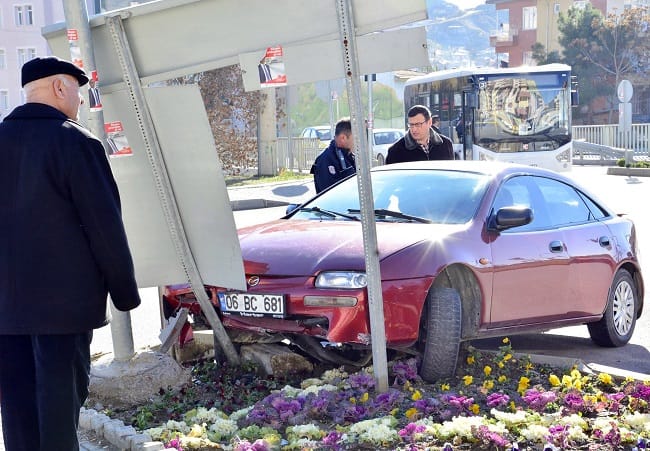 ÇORUM’DA OTOMOBİL REFÜJE BÖYLE ÇIKTI