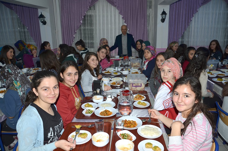 ÇORUMLU İŞ ADAMI DERİNDERE ÖĞRENCİLERLE BULUŞTU