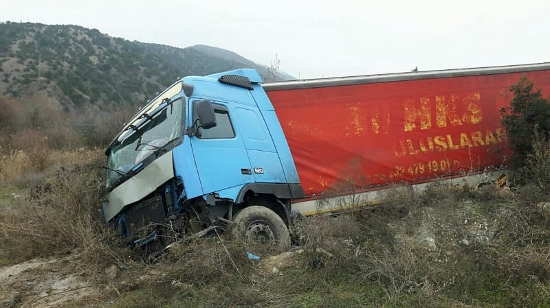 ÇORUM’DA TIR ŞARAMPOLE UÇTU
