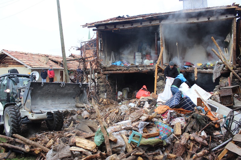 EVİ YANAN AİLE SOKAKTA KALDI
