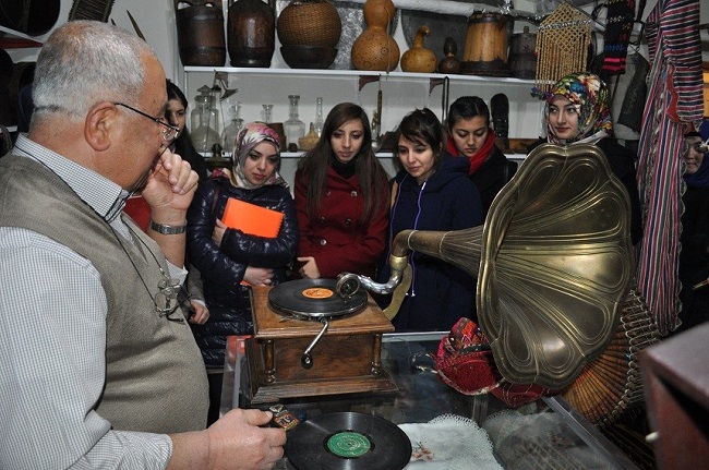 ÜNİVERSİTELİ ÖĞRENCİLER MÜZE EVİNİ GEZDİ