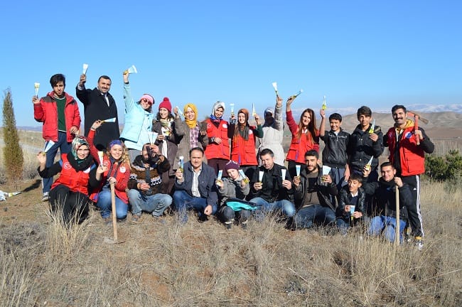 ÇORUM’DA GENÇLERDEN DOĞAYA 200 FİDAN