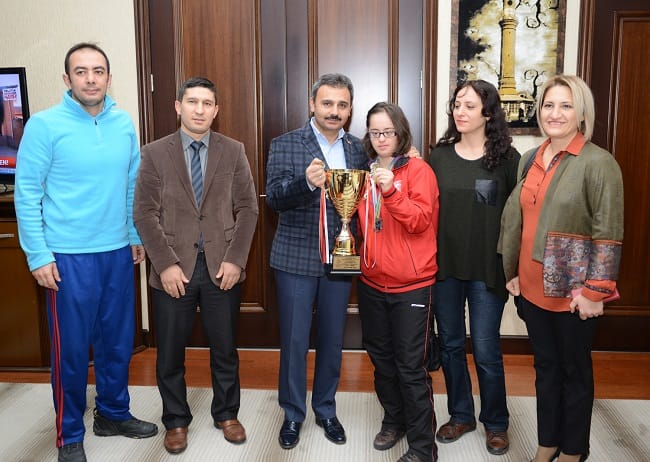 DÜNYA İKİNCİSİ MERVE’Yİ KÜLCÜ ALTINLA ÖDÜLLENDİRDİ