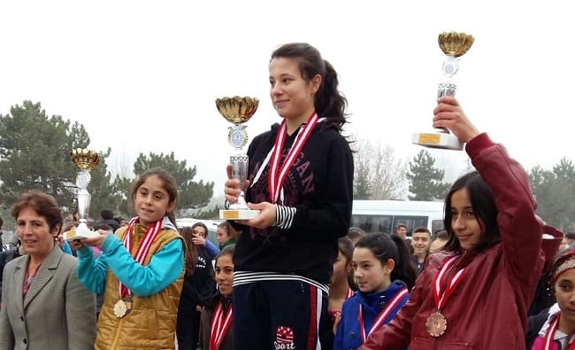 KROS YARIŞMALARINA SUNGURLU DAMGASI
