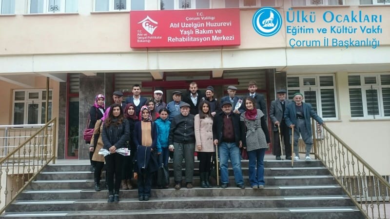 ÜLKÜCÜ GENÇLER YAŞLILARI YALNIZ BIRAKMADI