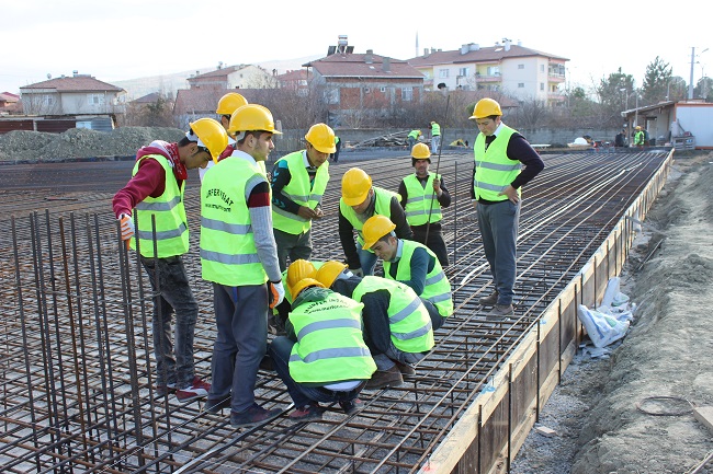 ÖĞRENCİLERE İNŞAATTA UYGULAMALI EĞİTİM