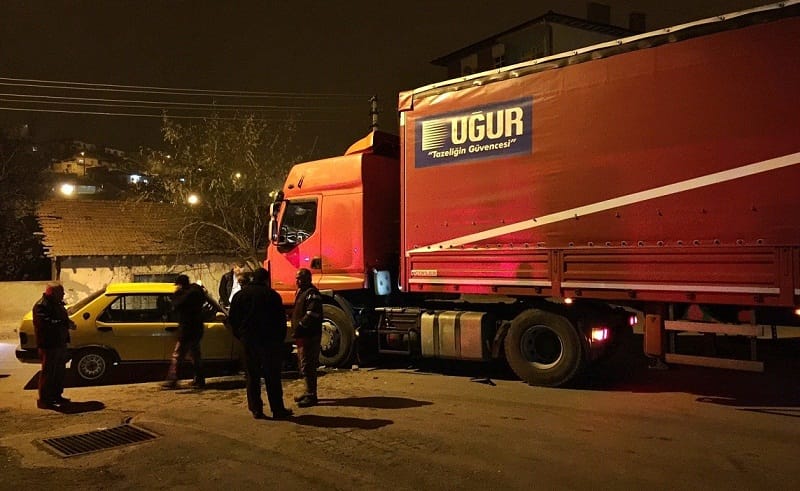 ÇORUM’DA OTOMOBİL İLE TIR ÇARPIŞTI