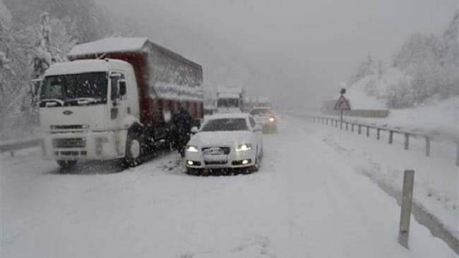 ÇORUM’DA KAR YAĞIŞI SÜRÜCÜLERİ ZORDA BIRAKTI