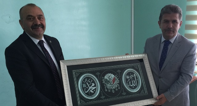 İSBİR’E OKUL MÜDÜRÜNDEN ANLAMLI HEDİYE