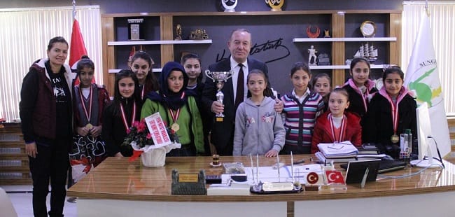 BAŞARILI SPORCULARDAN ŞAHİNER’E ZİYARET