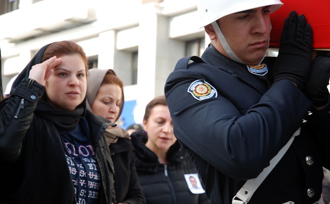 ?EH?T POL?S ALAGÖZ'Ü E??, ASKER SELAMIYLA U?URLADI BE??KTA?'TA TRAF?K KAZASINDA ÖLEN POL?S MEMURU ?SMET FAT?H ALAGÖZ ?Ç?N ?STANBUL EMN?YET MÜDÜRLÜ?ÜNDE CENAZE TÖREN? DÜZENLEND? E??N?N TABUTUNA SARILARAK GÖZYA?I DÖKEN ÖZLEM ALAGÖZ, ?S?NAN ÇET?N??N O?LU CEZASINI ÇEKECEK? D?YE HAYKIRDI