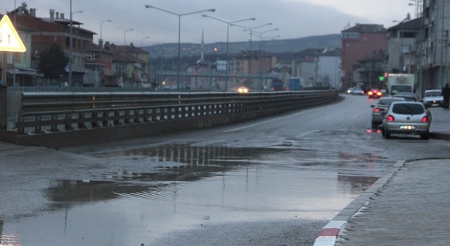 YOLDAKİ SU BİRİKİNTİSİ KAZAYA SEBEP OLDU