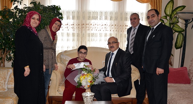 ÖZEL ÖĞRENCİLERE EVLERİNDE KARNE SÜRPRİZİ