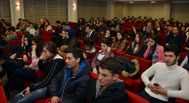 ÖĞRENCİLER REKTÖR’Ü DİKKATLİCE DİNLEDİ