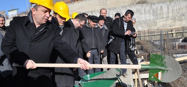 İSKİLİP’E YAPILAN OKULUN TEMELİNİ CEYLAN ATTI
