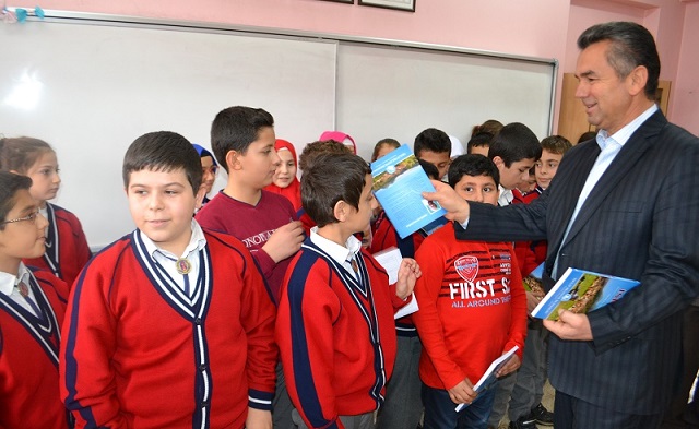 BAŞKAN ÖĞRENCİLERİN KARNE SEVİNCİNİ PAYLAŞTI