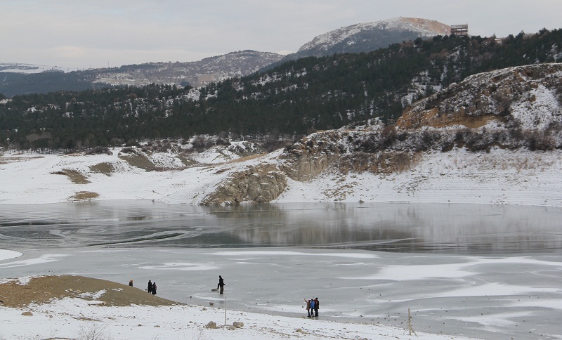 AŞIRI SOĞUKLAR BARAJI DONDURDU