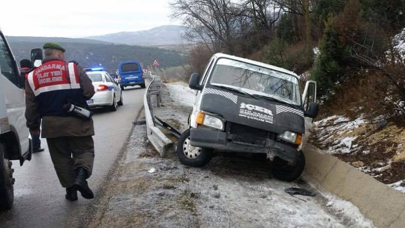 ÇORUM’DA MİNİBÜS KAZA YAPTI