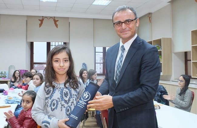 PROJEYE KATILAN ÖĞRENCİLERE HEDİYE