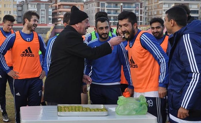 TAHSİN ŞAHİN’DEN FUTBOLCULARA TATLI JESTİ