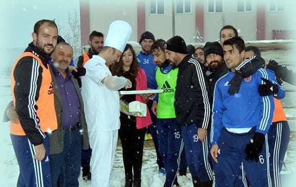 FUTBOLCULARA GÖNÜLÇELEN CAFE SÜRPRİZ YAPTI