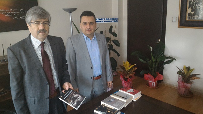 YENİ MÜDÜR ÇİÇEK YERİNE KİTAP İSTEDİ