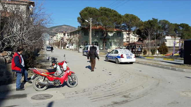 OTOMOBİL MOTOSİKLETE ÇARPTI: 1 YARALI