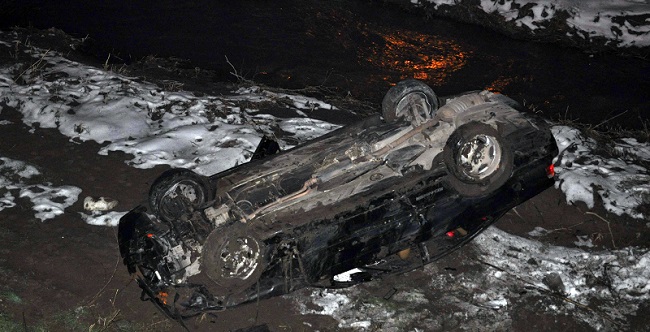 ÇORUM’DA OTOMOBİL ÇAYA UÇTU: 4 YARALI