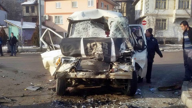 ÇORUM’DA MİNİBÜS KAMYONA BÖYLE ÇARPTI