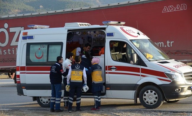 OTOMOBİL TIR’A ÇARPTI: 4 YARALI