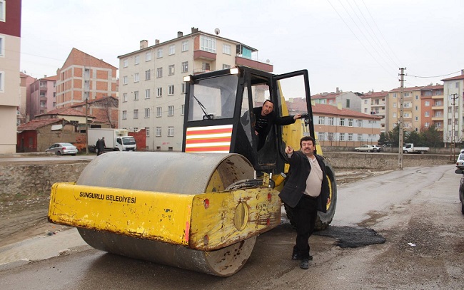 SUNGURLU’DA BOZULAN YOLLARA BAKIM YAPILIYOR