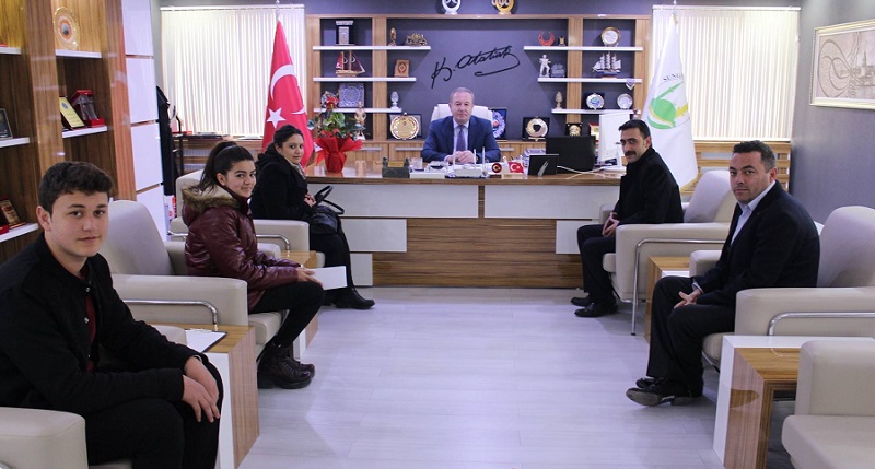 BAŞKAN ŞAHİNER ÖĞRENCİLERE RÖPORTAJ VERDİ