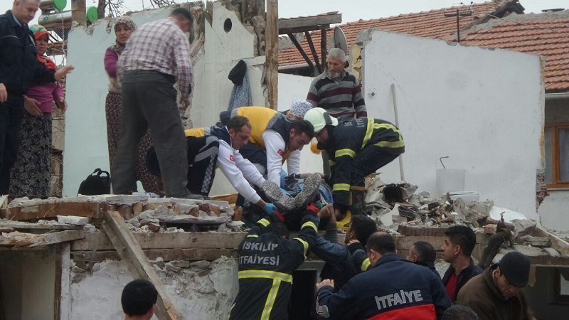 ÇORUM’DA EV ÇÖKTÜ: 2 KİŞİ ENKAZ ALTINDA KALDI