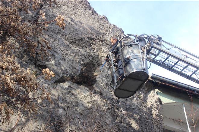 TEHLİKELİ KAYALARI BÖYLE TEMİZLEDİLER