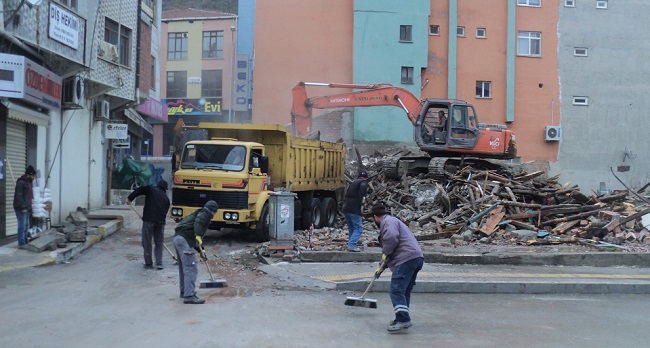 OSMANCIK’TA METRUK BİNA YIKILDI