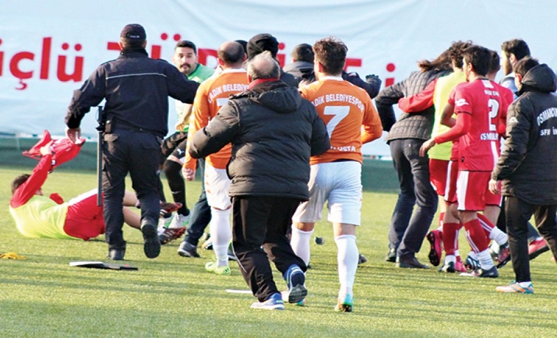 AMATÖR MAÇTA TEKME TOKAT KAVGA ÇIKTI