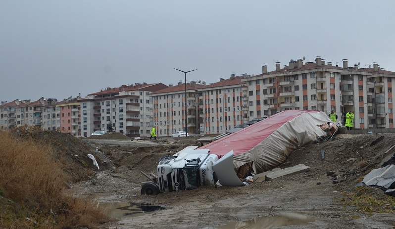 ÇORUM KAVŞAĞINDA TIR KAZA YAPTI