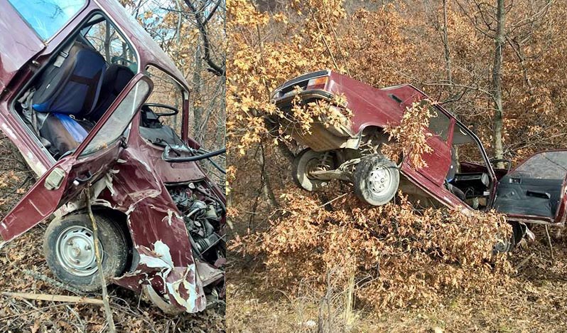 ÇORUM’DA OTOMOBİL AĞAÇTA ASILI KALDI