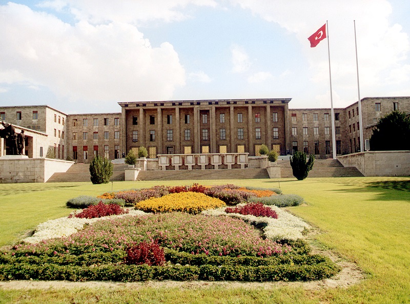 MECLİSE BİTKİSEL ÇİTLİ GÜVENLİK DUVARI