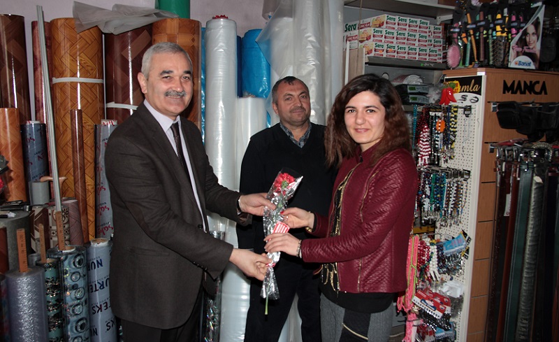 KARATAŞ ÇİÇEKLERLE KADINLAR GÜNÜNÜ KUTLADI