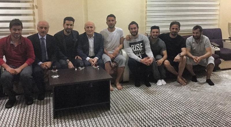 MECLİS BAŞKANINDAN FUTBOLCULARA ZİYARET